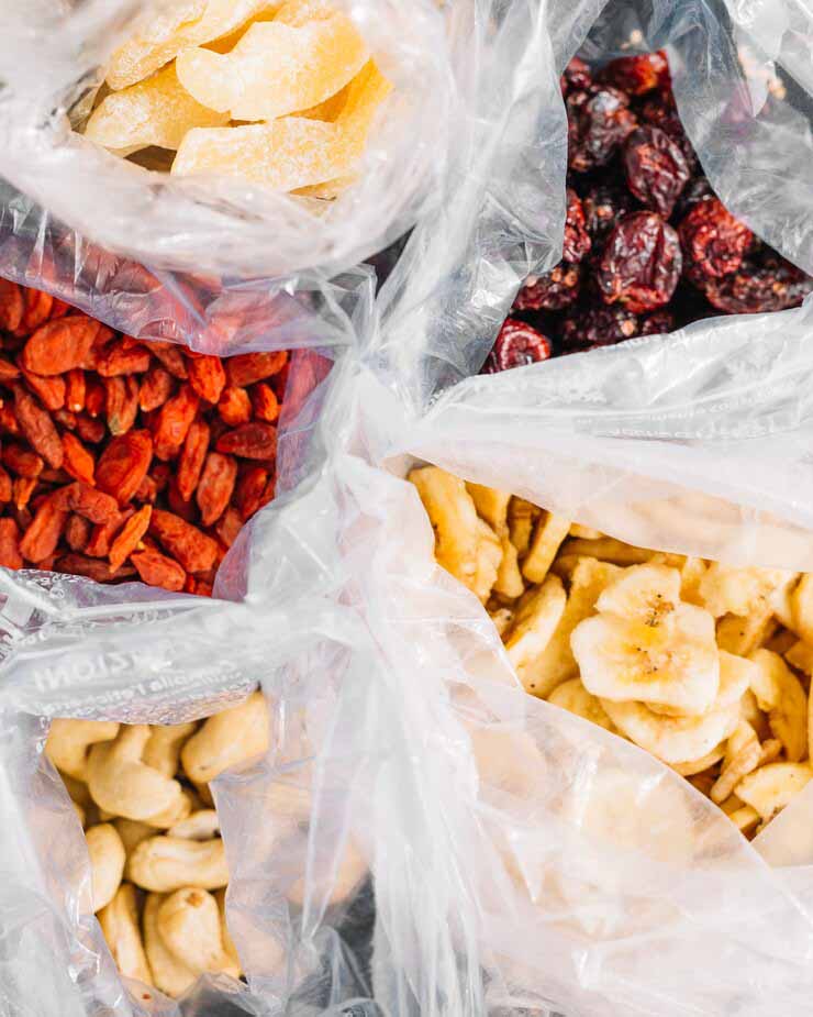Opakowania foliowe w branży spożywczej – przezroczyste worki foliowe zabezpieczające suszone owoce i warzywa przed wilgocią i zanieczyszczeniami.