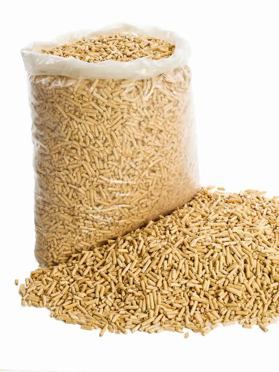 Worek na pellet i rozsypany obok niego pellet