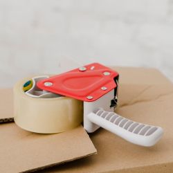 Taśmy spinające do mocowania towarów – trwałe zabezpieczenie ładunków na paletach i w magazynach.