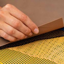 Maty antypoślizgowe do transportu – zapobieganie przesuwaniu się ładunków na powierzchniach magazynowych i logistycznych.