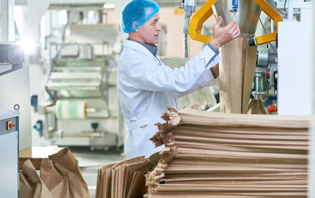 Pracownik przy produkcji worków do pakowania, różne rodzaje worków opakowaniowych.