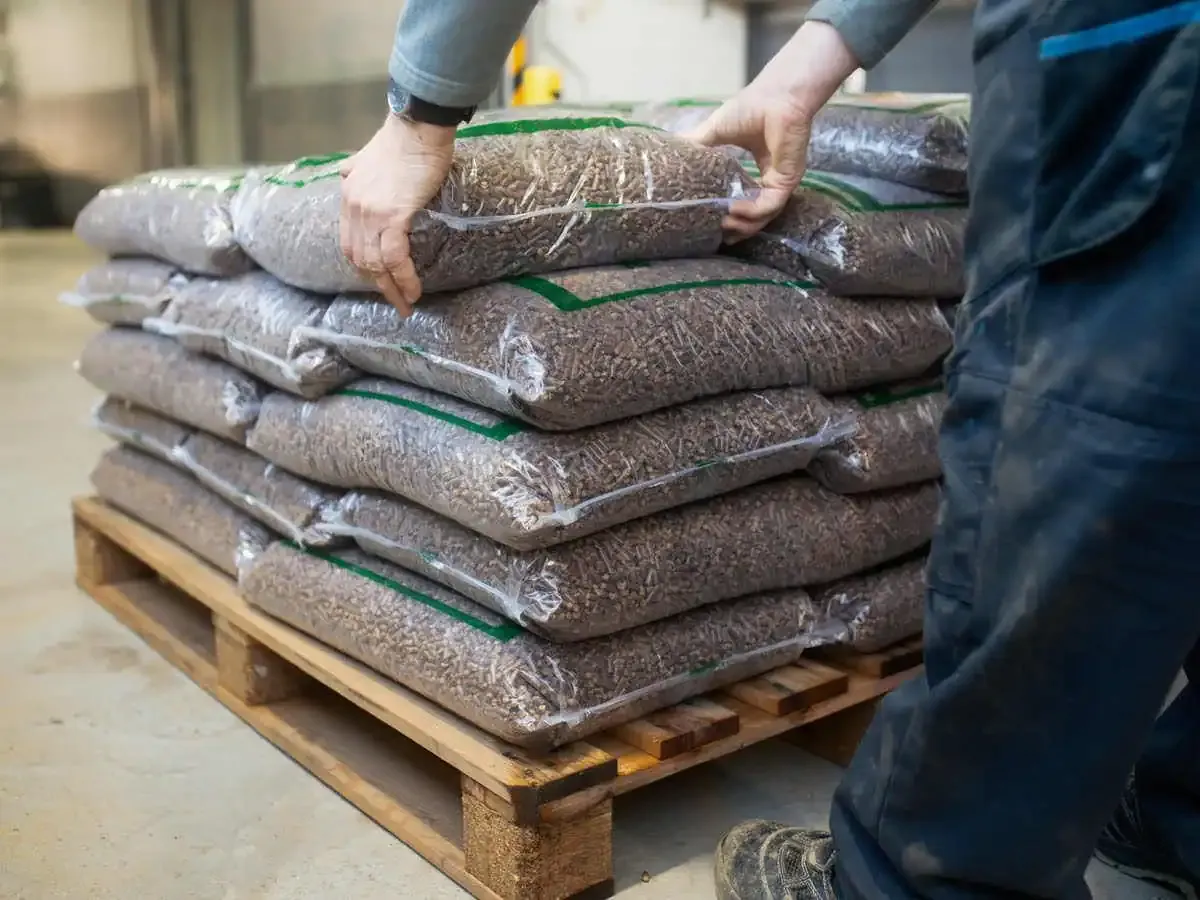 Worki na pellet z nadrukiem układane na palecie